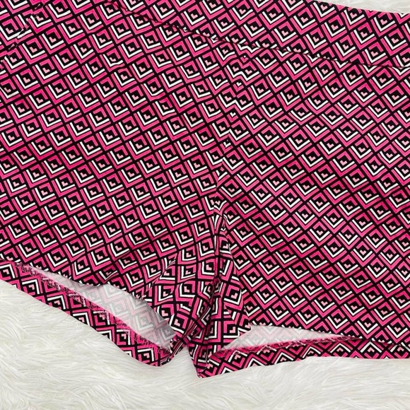 Express Retro Low Rise Pink Geometric Printed Shorts - Picture 2 of 7